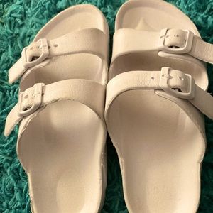 I’m selling slides/ flip flops easy to slide on and they are adjustable